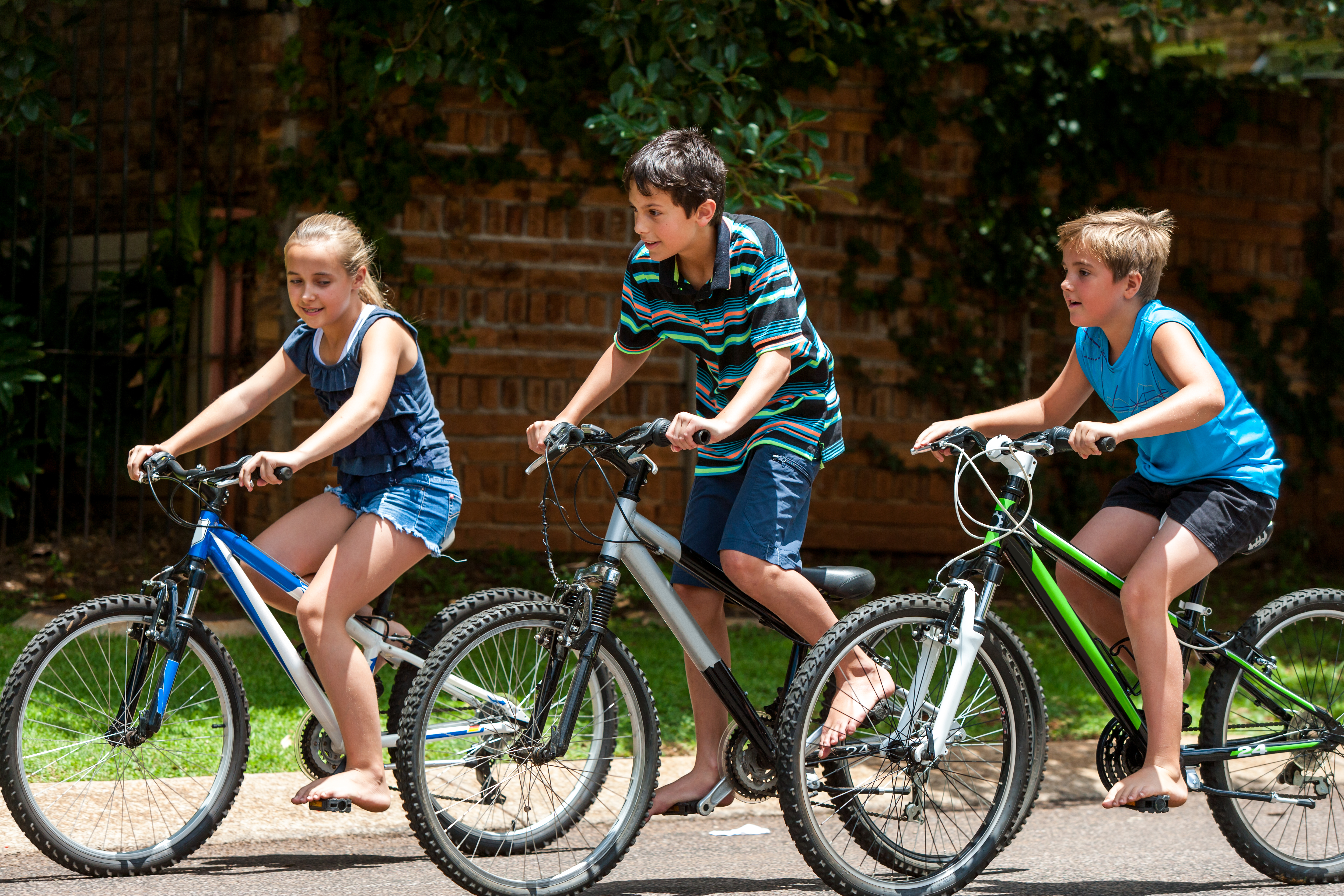 The children are riding bikes. Подрости на велосипеде. Мальчишки на великах. Подросток катается на велосипеде. Мальчик на велосипеде.